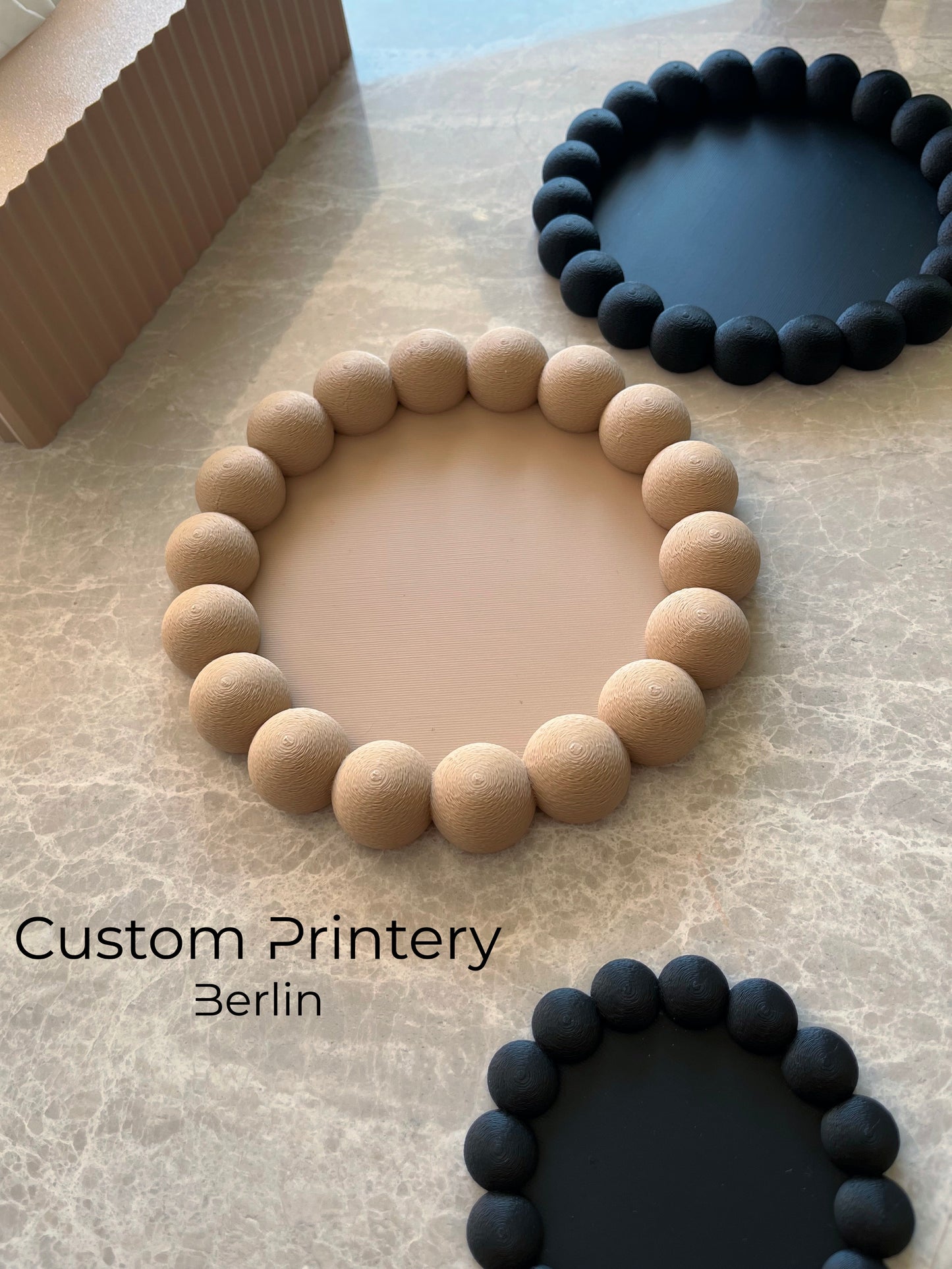 3D-gedruckte Bubble-Schalen und Coaster aus PLA in vier Größen (S, M, L, XL). Ideal zur Schmuckaufbewahrung oder als Untersetzer für Tassen. Modernes Design mit rauer Oberfläche – perfekt für Design- und Home-Deko-Liebhaber.