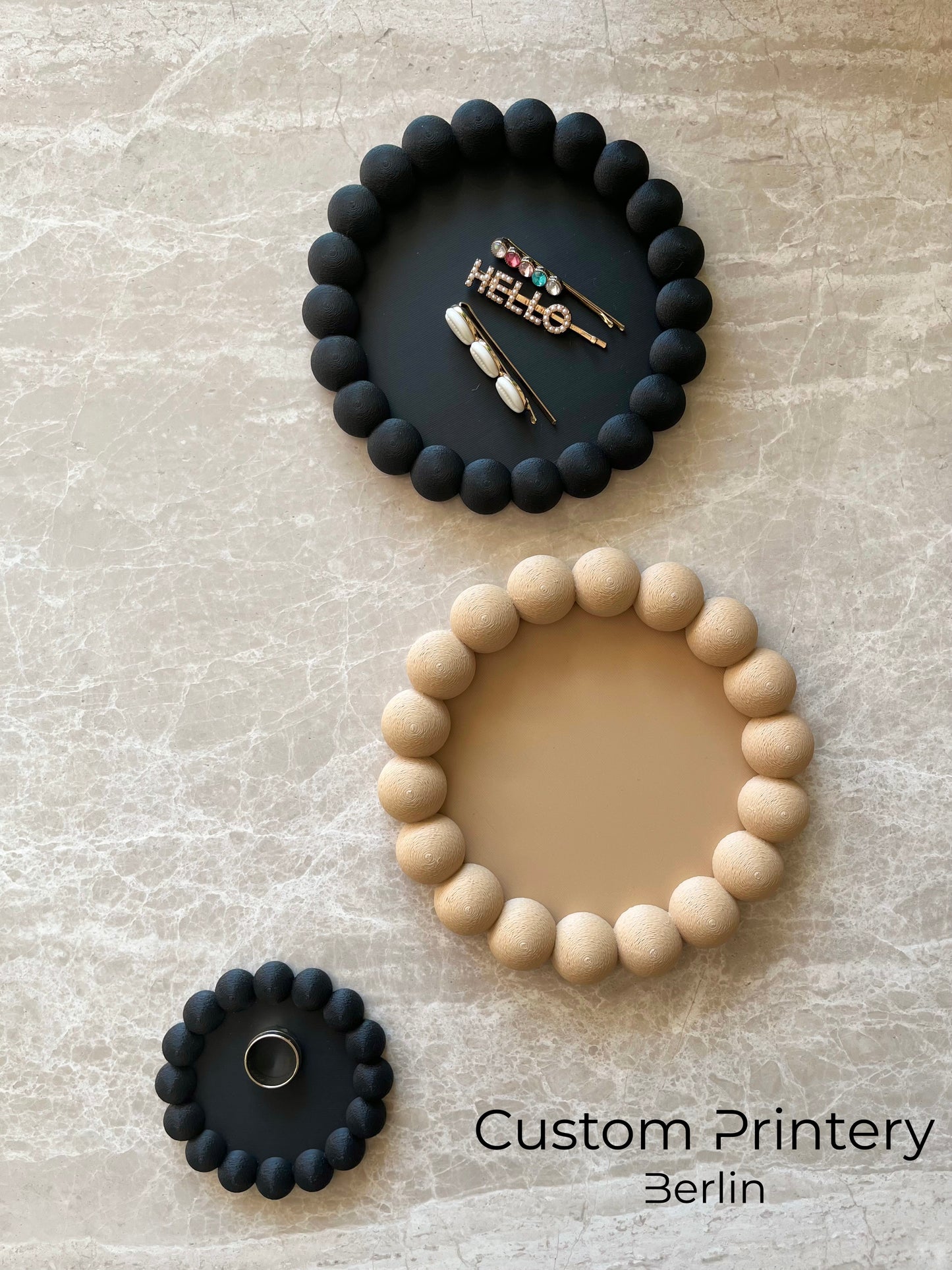 3D-gedruckte Bubble-Schalen und Coaster aus PLA in vier Größen (S, M, L, XL). Ideal zur Schmuckaufbewahrung oder als Untersetzer für Tassen. Modernes Design mit rauer Oberfläche – perfekt für Design- und Home-Deko-Liebhaber.