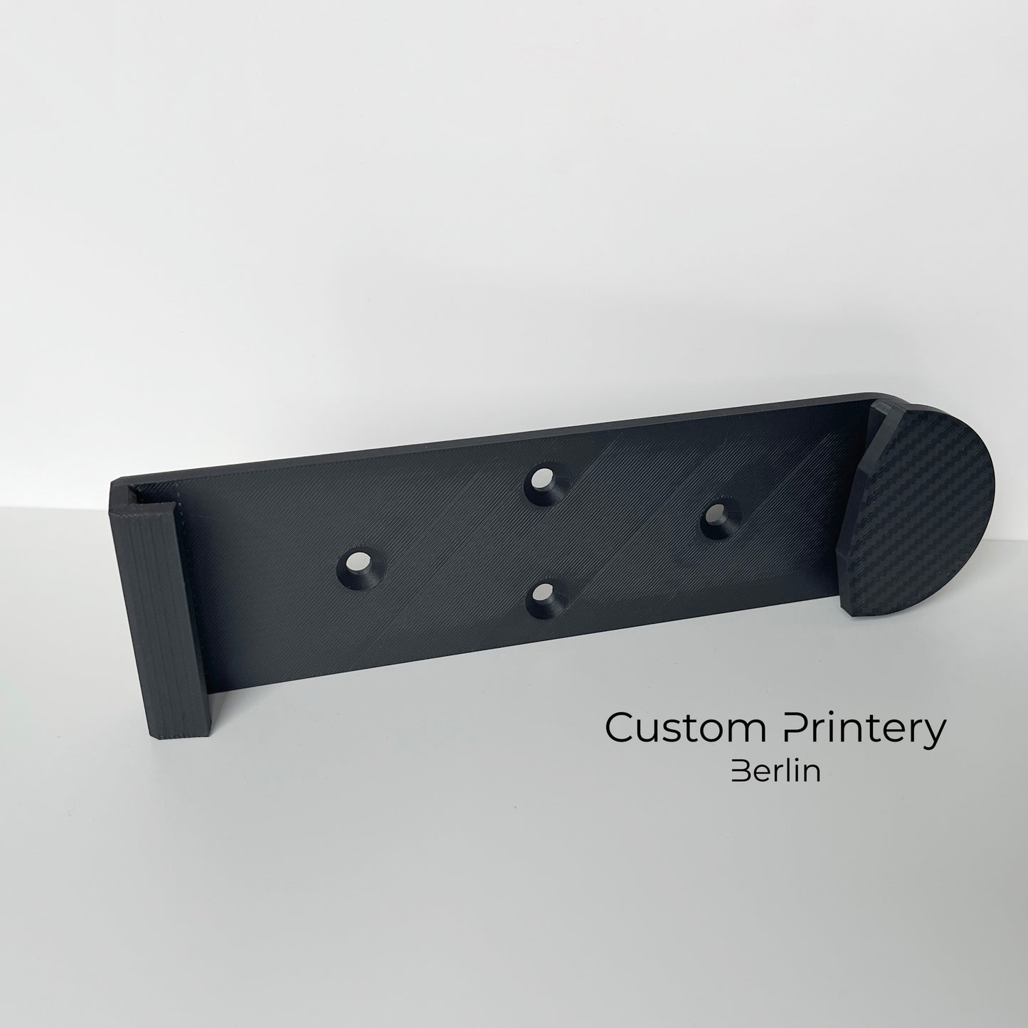 Schwarze Halterung für Bosch FSN Mafell Makita Festool Führungsschienen, montierbar an Wand oder Decke. Ideal zur sicheren, platzsparenden Aufbewahrung in Werkstätten. Arretiermechanismus für stabilen Halt, einfache Befestigung durch Schrauben oder Klebeband