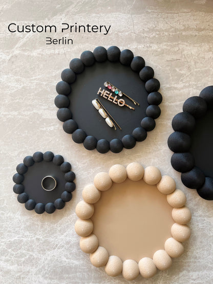 3D-gedruckte Bubble-Schalen und Coaster aus PLA in vier Größen (S, M, L, XL). Ideal zur Schmuckaufbewahrung oder als Untersetzer für Tassen. Modernes Design mit rauer Oberfläche – perfekt für Design- und Home-Deko-Liebhaber.