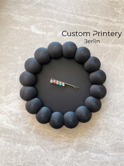 3D-gedruckte Bubble-Schalen und Coaster aus PLA in vier Größen (S, M, L, XL). Ideal zur Schmuckaufbewahrung oder als Untersetzer für Tassen. Modernes Design mit rauer Oberfläche – perfekt für Design- und Home-Deko-Liebhaber.