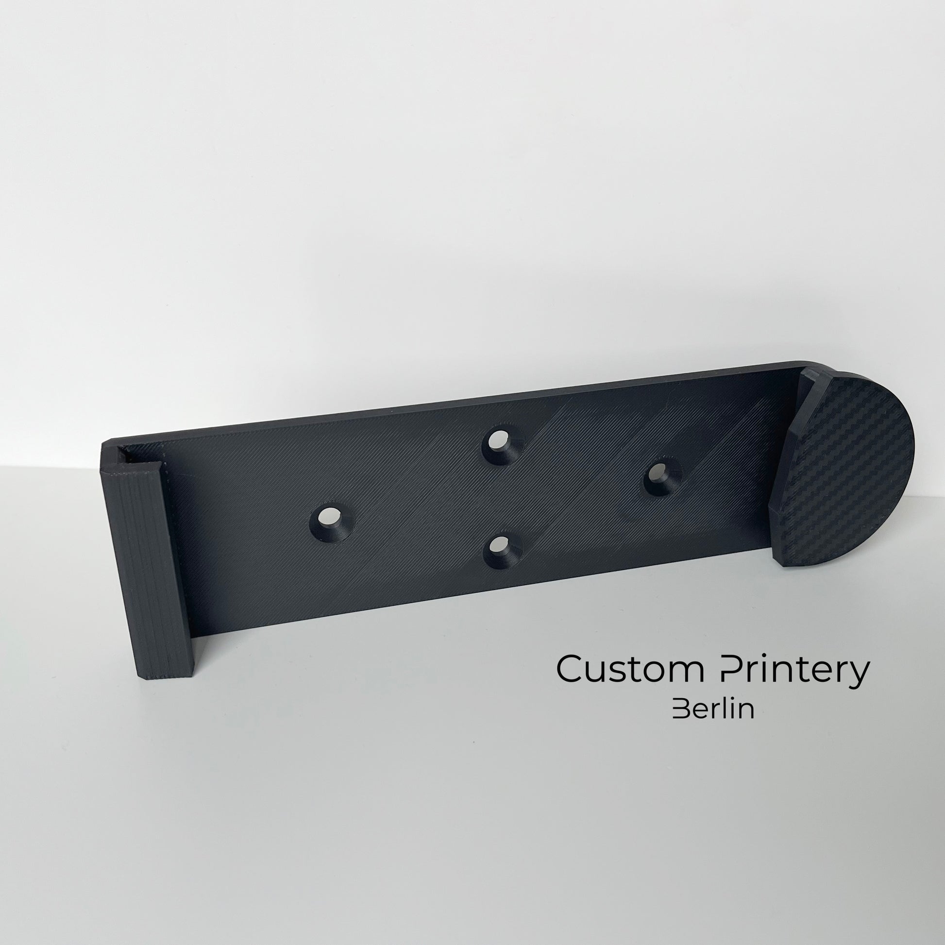 Schwarze Halterung für Bosch FSN Mafell Makita Festool Führungsschienen, montierbar an Wand oder Decke. Ideal zur sicheren, platzsparenden Aufbewahrung in Werkstätten. Arretiermechanismus für stabilen Halt, einfache Befestigung durch Schrauben oder Klebeband