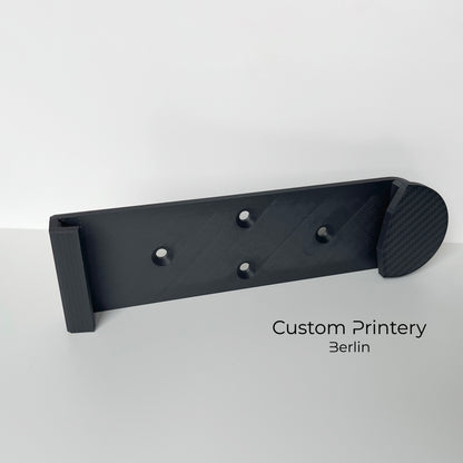 Schwarze Halterung für Bosch FSN Mafell Makita Festool Führungsschienen, montierbar an Wand oder Decke. Ideal zur sicheren, platzsparenden Aufbewahrung in Werkstätten. Arretiermechanismus für stabilen Halt, einfache Befestigung durch Schrauben oder Klebeband